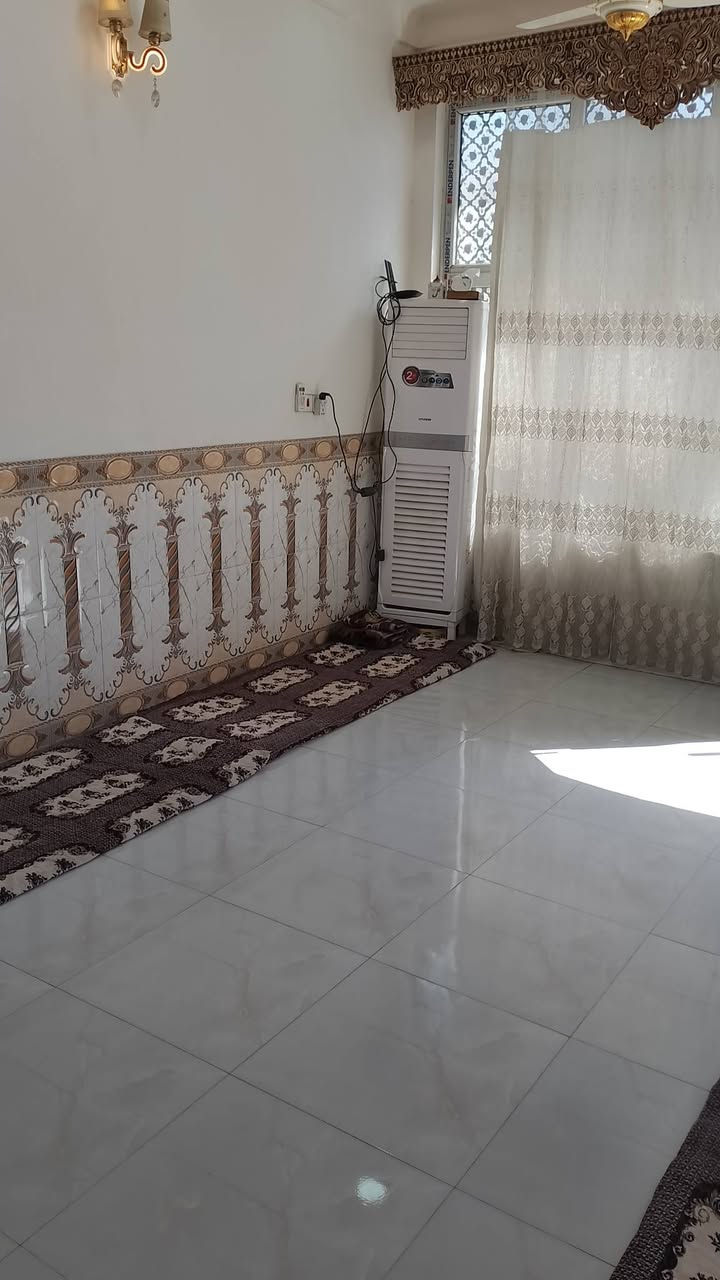 بيت للبيع المساحة 140 متر طابو صرف طابقين يحتوي على ثلاث غرف نوم وصالات عدد 2 واستقبال ومطبخ وصحيات عدد 3 الموقع القاسم شارع المركز الرحمانيه أول فرع على جهة اليمين للاستفسار الاتصال على الرقم ***********
