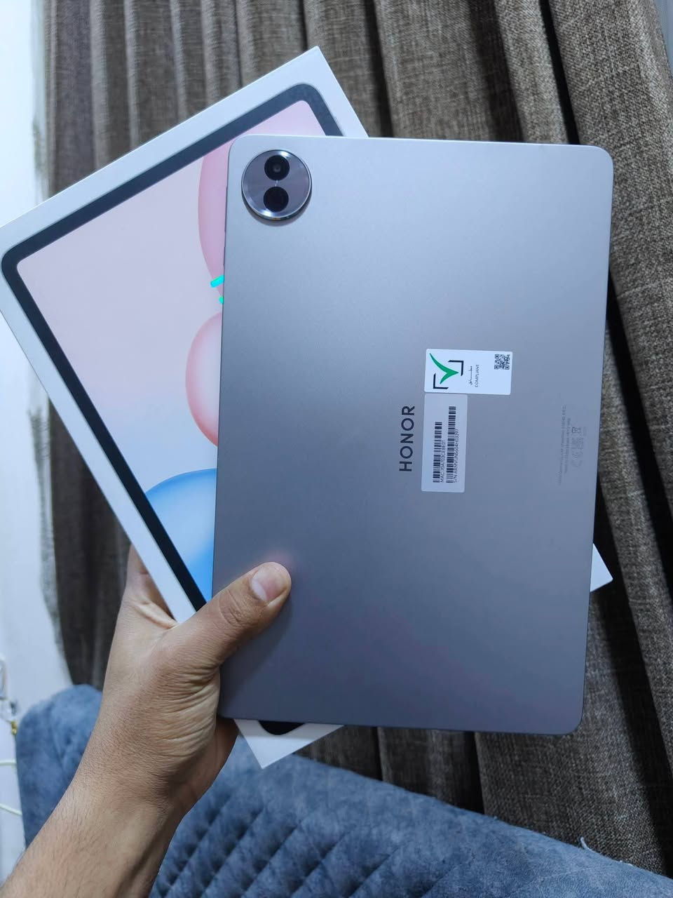 السلام عليكم
💥 هونر باد 10 او 10 Honor Pad
الملحقات قلم هونر الاصلي + كفر كيبورد + كفر ثاني + شاحن + كارتون + لاصق شاشة زجاجي  ..
استخدام اقل الشهر 
🟢 الموقع واسط / الاحرار  ☘

🔴الشاشة: 12.1 بوصة من نوع IPS LCD بدقة 2560×1600 بكسل (2.5K)، معدل تحديث 120 هرتز، وتدعم 1.07 مليار لون.

🔴الأداء: معالج Qualcomm Snapdragon 7 Gen 3 (تقنية 4 نانومتر) القوي.

🔴 الذاكرة والتخزين: 8 جيجابايت رام + 256 جيجابايت مساحة تخزين داخلية.
البطارية والشحن: 10100 مللي أمبير تدعم الشحن السلكي السريع بقوة 35 واط.

🔴 الكاميرا: خلفية 8 ميجابكسل، وأمامية 8 ميجابكسل (تدعم تسجيل فيديو 1080p).

🔴 النظام: أندرويد 15 مع واجهة MagicOS 9.0.

🔴الصوت والتصميم: 6 مكبرات صوت مع تقنية HONOR Spatial Audio. هيكل معدني، سماكة 6.29 ملم، ووزن 525 جرام.

🔴 الإضافات: دعم Wi-Fi 6، بلوتوث 5.3، دعم لوحة مفاتيح ذكية .
🔴 السعر خاص 
🔴للتواصل المراسله خاص او الاتصال ***********
