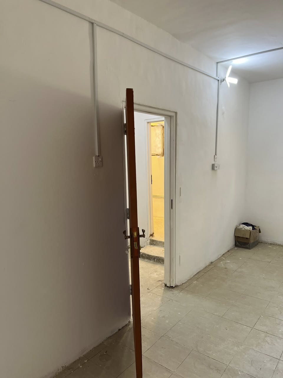 شقة طابق أول للإيجار 175 الف البناء الجاهز قرب الشارع العام جهة حي التعاون
غرفتين و مطبخ و صحيات
للاستفسار الاتصال
***********
