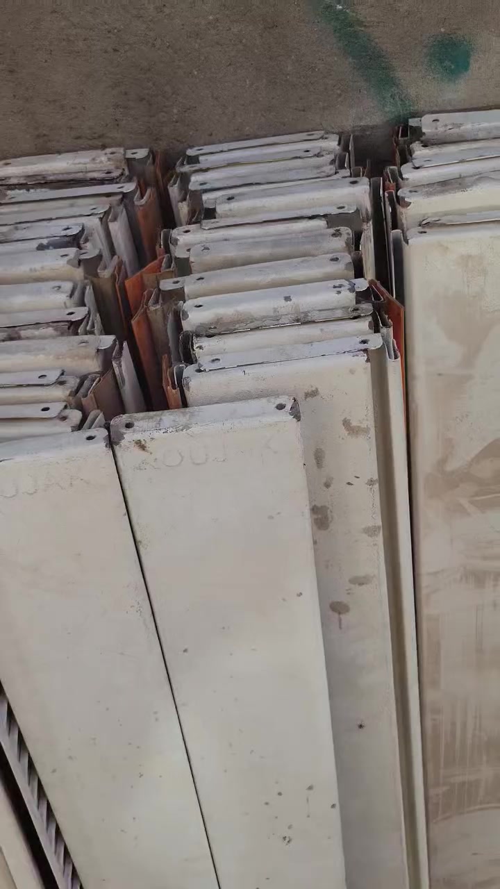 سلام عليكم رفوف للبيع العدد ٣٨ رف مع سجج وحمالات وسفينه  ٦ امتار للبيع مكاني بغداد الإسكان السعر عل خاص او اتصل ***********
