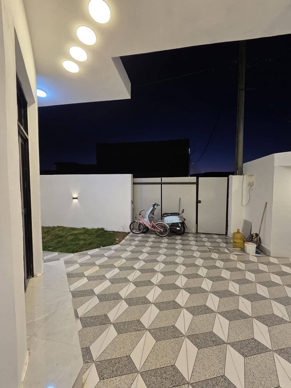 دار للبيع مساحه ٢٠٠ متر بناء درجه اولى طابوق جمهوري المكان الطهمازيه في مجمع الأمير السكني سند ٢٥ جميع الخدمات ماء مجاري تبليط كهرباء اناره مدارس وروضه ومركز صحي السعر ١٣٥ بيع مستعجل ماكو هيج سعر تعال واسأل للاستفسار ***********
