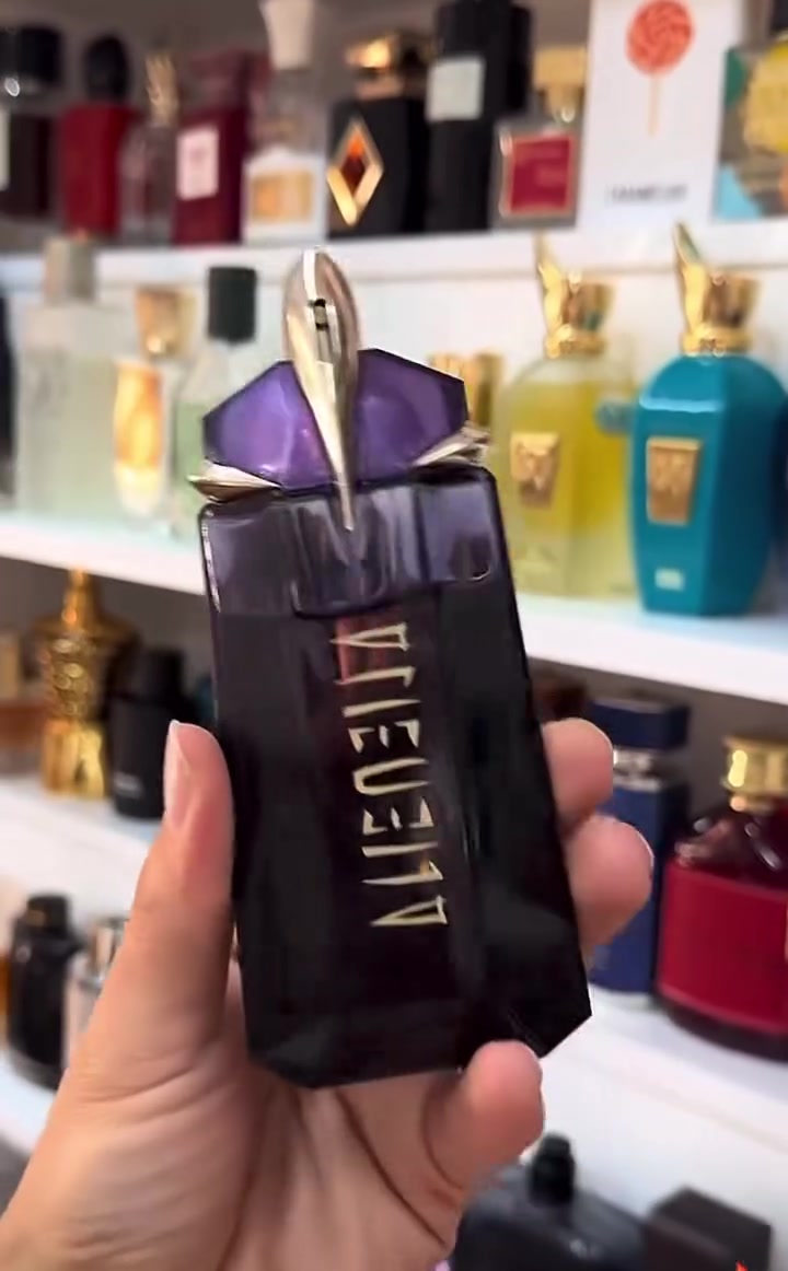 عطر MUTANT💜
هو عطر نسائي من ابتكار دار الأزياء الفرنسية تيري موغلر (Thierry Mugler)، وتم إصداره لأول مرة في عام 2005.🤩
 يتميز العطر برائحته الشرقية الزهرية الغنية، وبتركيبته المتميزة التي تدوم طويلاً على البشرة وتمنحها رائحة جذابة ومميزة التي تسحر الحواس واكثرها مبيعاً 🔥
متوفر توصيل


**إذا كنت صاحب هذا الإعلان وتريد حذفه لأي سبب، رجاءا أرسل رسالة إلى الدعم الفني**