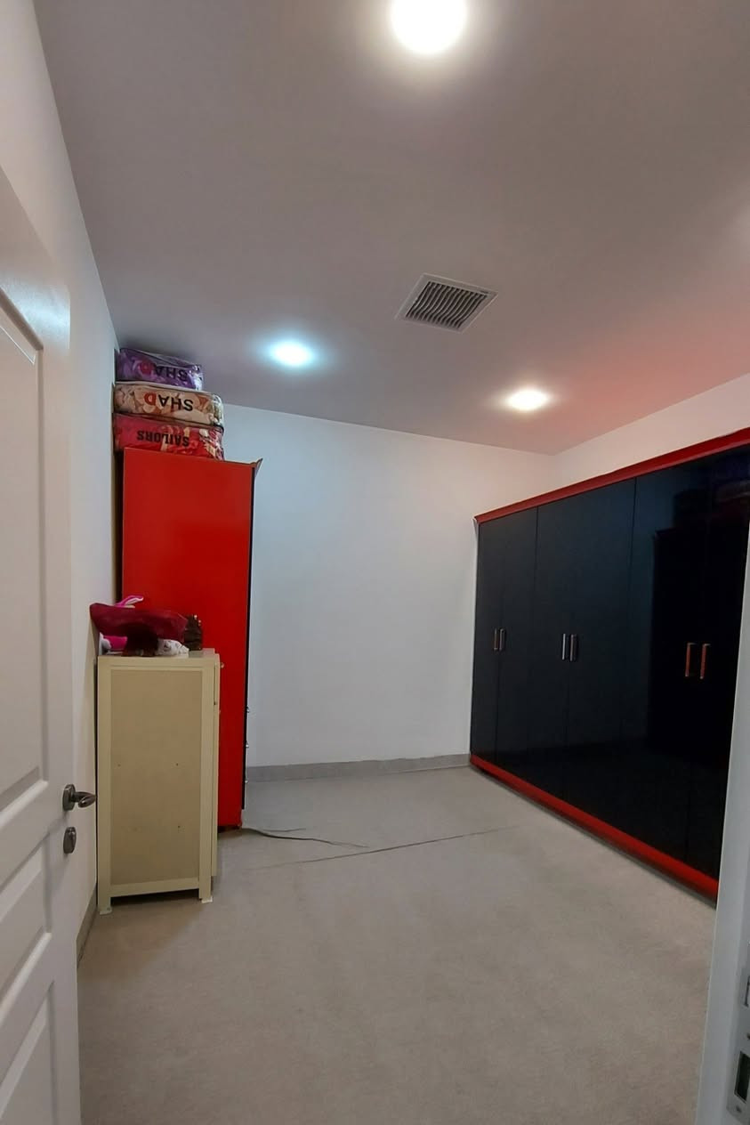 #خانووی تازە بۆ فرۆشتن لە گەڕەکی ژاڵــــــــە 
بەرامبەر باخچەکەی ژاڵـــــــــــە .
#تکایە سەرەتا هەموو زانیاریەکان بەجوانی بخوێنەوە 
#ڕووبەری خانووەکە / ١٥٠ مەترە ، (١٠ بە ١٥ )
#تەنها ( ٢٠٠ )مەتر لە جادەی ڕەئیسیەوە دوورە .
#پێکهاتووە لەدوو نهۆم و نیو و بۆ دوو ماڵی جیا ئەبێ و هەرنهۆمەی بەکامل مواسەفات تەواوم کردووە .
#مواسەفاتی هەرەگرنگ و سەرەکی ئەوەیە کە خانوەکە خاوەنی بیری سەربەخۆی خۆیەتی بە قوڵی ٤٥ مەترەو بەبێ لێبڕان ئاوی تێدایە  .
#هەموو خزمەتگوزاریەکی هەیە لە #ئاو و #ئاوەڕۆو #کارەبا.
##بەردەم خانووەکە کۆڵانی ١٥ مەتریەو بەرامبەری باخچەیەو ماڵ نیە
#خانووەکە زۆر تازەیە و بچوکترین تەقیوی و درزی نیە .
#واجیهەی خانوەکە لەبغی نەخشی بۆ کراوە لەسەر شێوەی ئەسترۆپۆڵی تورکی 
#چواردەوری هەموو خانوەکە ئیزوگامکراوە بۆئەوەی ڕێگری لە سەرماو گەرماو تەڕەشووع بکات.
#دەرگای ژوورەکان کامل پلاستیکی تورکیە .
#دەرگای مەدخەلی هەردوو نهۆم لەگەڵ پەنجەرەکان و لەگەڵ دەرگای حەمام و توالیت هەموویان لەجۆری ئەلەمنیۆمی عەزل و دەبڵ جامن .
#کامل هەردوو نهۆم و نیوەکە کاشیە لەجۆری پۆرسەلین.
#کامل سەقفی هەردوو نهۆمەکە مەغریبی یە .
#هەر نهۆمەو خاوەنی دکتی موبەریدەی تایبەت بەخۆیەتی و هەموو ژورەکان هەوای بۆ ڕۆشتوە بە مەتبەخیشەوە .
#سپلێتێکی دووتەن و نیوی لۆکی تێدایە لەمارکەی HITACHI یابانی .
                 ##نهۆمی یەکەم  پێکهاتوەلە /
١- هۆڵ و میوانێکی زۆر گەورە بەڕوبەری( ٨ * ٤م )
٢- مەتبەخ بە روبەری( ٥،٧٠ * ٤م ) لەگەڵ سێتێکی مەتبەخی باڵانپرێسی لۆک .
٣- مساعید مەتبەخ کەلە هەمان کاتدا ڕوناکیشە بە سێتی ئەلەمنیۆمی لۆکەوە بە ڕووبەری( ٦ * ١،٢٠ م )
٤- نوستنێک بە ڕووبەری( ٤ * ٣،٧٠م )
٥- تەوالێت و حەمام و موشتەمەلات بە ستێتی تایبەتی خۆیەوە.
تەوالێتێکیش لە ژێر قادرمەکانی دەرەوەیە بۆ کەسێک کە نەیەوێ بچێتە ژورەوە .
٧- گەراجێکی گەورە ڕووبەری( ٥،٣٠ * ٣،٣٠م) کە دەڕابەی کارەبایی هەیە و بەئاسانی جێگای هەموو جۆرە سەیارەیەکی تیائەبێتەوە .
٨- وایەری کامێرای چاودێری و ئایفۆنی بۆ دانراوەو شوێنی حازرە بەڵام هێشتا کامیراو ئایفۆنم بۆ نەبەستوە .

          ## نهۆمی دووەمیش/  بەهەمان نەخشەی نهۆمی یەکەمەو چی بۆ خوارەوە کراوە بۆ نهۆمی دووەمیش کراوەو سەربەخۆیەو لەدەرەوە و لەناوەوەش قادرمەی تایبەتی بەخۆی هەیەو جیگای خێزانێکی سەربەخۆی تیائەبێتەوە و باڵکۆنێکی گەورەی هەیە بەهەمان ڕووبەری گەراجەکەی نهۆمی خوارەوە .
#لەسەروی نهۆمی دووەمیشەوە هەورەبانێکی گەورەی هەیە بە ڕووبەری( ١٠ * ٤ م )بۆ کەل و پەلی زیادەی ماڵ .
خانوەکە بۆ خۆمم دروست کردوەو موادی دەرەجە یەکم تیابەکارهێناوە .
بەسێتی مەتبەخ و مساعیدو موشتەمەلاتەوە  ئەیفرۆشم .
خاڵ بەخاڵ بەرپرسم لەو وەسفانەی کە نوسیومن .
نرخی ٨ دەفتەرو ٢٠ وەرەقەو مەعمەلە .
ژمارە موبایل / *********** ،*********** السليمانية, العراق
