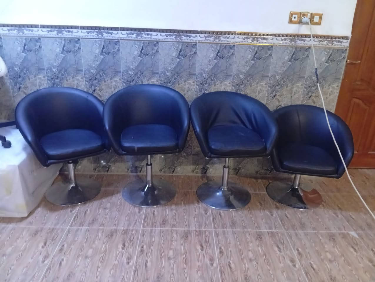 غراض للبيع 
_______________________________________________
1/ستان كامره عدد4
2/كراسي حلاقه دوار عدد7
3/كرسي عادي دوار عدد3
4/طبلات بيض عدد9
5/جهاز تنضيف بشره 
6/خشب مال كوشه عدد3
7/باب المنيوم سلايت مكون من 4 قطع 
8/عارضه 
9/بدامه مال عرض بدلات عدد2
10/مرايه ان النشره 
11/مجمده 
12/ ورد و ثيل (منضر طبيعي)
13/ مكتب و 5 ركونه 
للستفسار الاتصال على رقم واتساب أو خط مازنجر ما اجاوب (***********)العنوان ميسان نهاوند
