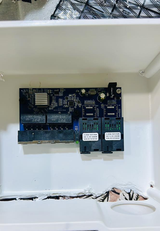 سلام عليكم 
متوفر هاب 4 و 8 بورت دخول فايبر خروج LAN كمية حلوة مع البوكسات  + ميديا كونفيرتر جديد ما مشتغل  علق ب تم أراسلك او اتصل 
***********
***********
