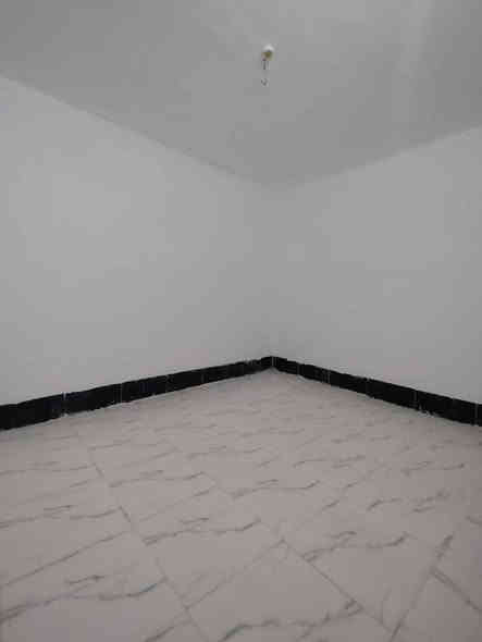 للبيع 
بيت ١٠٠متر سند ٢٥طابو زراعي بناء حديث وجاهز من كلشي كبل تكعد 
يتكون من غرفه وصاله ومطبخ واستقبال مفتوح ع صاله وحمام خارجي وداخلي 
عنوان البيت مميز وراقي مقابل بوابه قرية الغدير الاولى مجاور مدرسة انوار الغدير  ع شارع الصب تبعد عن شارع ١٥٠متر خدمات كامله متكامله مي كهرباء خطين ومي خطين كابينة مولده بلباب وانترنت ضوئي ايضا بلباب تبليط من شارع لحد باب البيت 
ملاحضه البيت داخل مجمع سكني وكل المجمع مسكون بلكامل 
السعر ٤٨جوه سوك راعيه متوازي وعنده ضرف 
م*********** اتصال او واتساب
