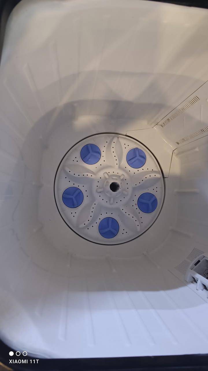 للبيع غسالة هيتاشي حوضين نضيفة ب٧٥ ال للتواصل ***********
