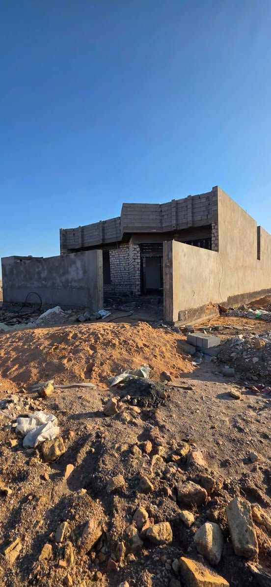 بسم الله إعلان بيت للبيع الرمادي منطقه الشراع خلف معرض السيارات الكبيره البيت طابو زراعي سند ٢٥ البيت ركن مساحه الدار ٢٤٠متر بناء حجر يحتوي الدار على ٢غرف نوم استقبال مطبخ حمام عدد ٢ البيت نقص بي الارضيه بوب تقفيل الكهرباء مثل ماواضحه ب الفديو السعر ٧٠ مليون قابل للتفاوض ***********
