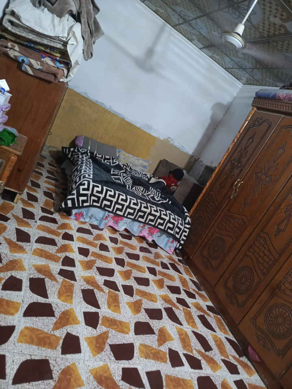 اسلام عليكم.  بيت زراعي  100 متر. مربع. يتكون من براني وصاله وغرفه وحمام داخلي وحمام خرجي 20 وبي مجال. الفرات.  الطاقه.  رقم الهاتف.  ***********.  واساب
