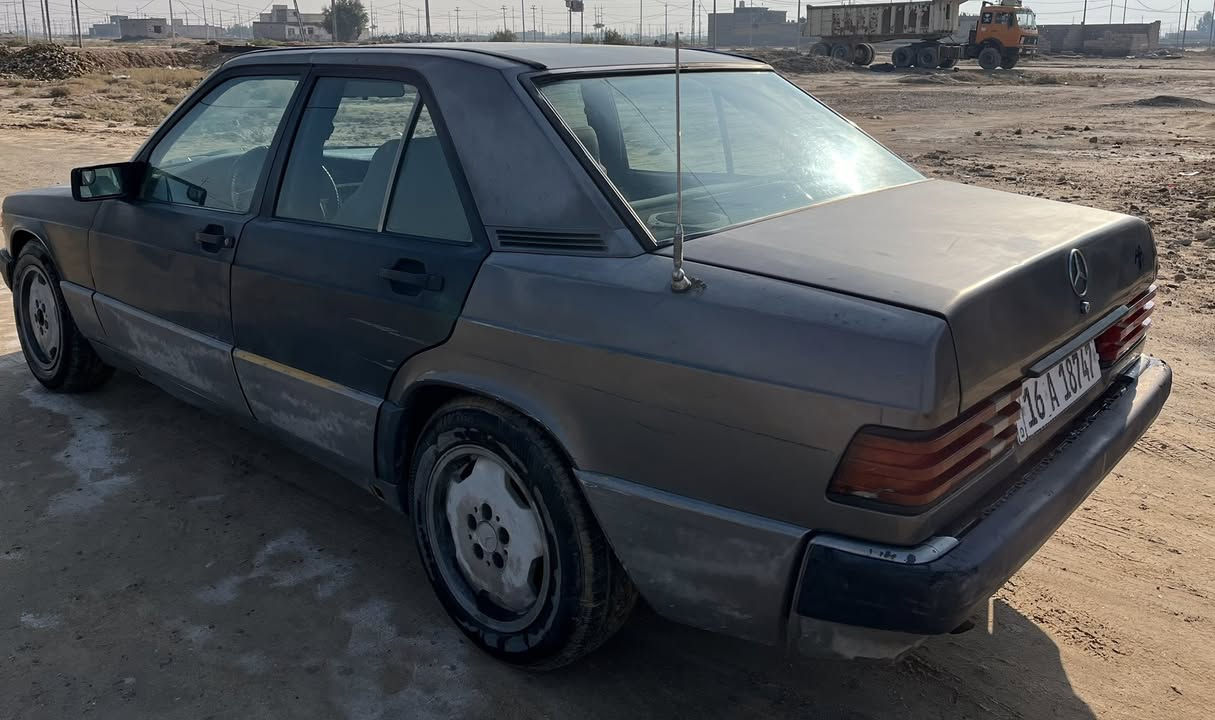 سلام عليكم
مارسدس ١٩٩٢ 
رقم قادسية 
بسمي 
مكان السيارة (نجف) 
محرك (ونجي) 
السعر ٣٧ 
هزه حديثه
***********
