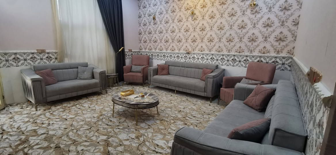 دارين للبيع او مراوس حسب القناعه خلف جامعة الصفوه

الدار الاول مساحه 180 متر ركن والدار الثاني 170 متر  بناء حديث درجه اولى بيت بصف بيت طابو زراعي 25 اقرار احنه صاحبين الارض الرسمي بستانه وقسمناه الامور القانونية يمنه كل بيت يحتوي على استقبال وصاله وغرفه وصحيات داخليه وخارجية ومناور عدد 2 وكراج وحديقه البيتين يبعد عن الحولي الجديد 100 متر وعن شارع الحر 250 متر وعن شارع الروضتين 200 متر يصلحن حسينيات او للاستثمار ايجار لطلاب الجامعه الصفوه 

للاستفسار 
***********/***********
