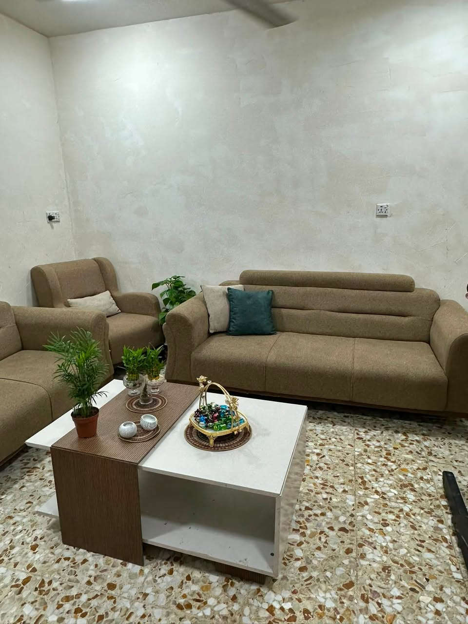 السلام عليكم تخم  للبيع متكون من عشر مقاعد مثل موضح بالصورة نظيف جدا السعر ٥٥٠ بغداد البياع  الشهداء الاتصال ***********
