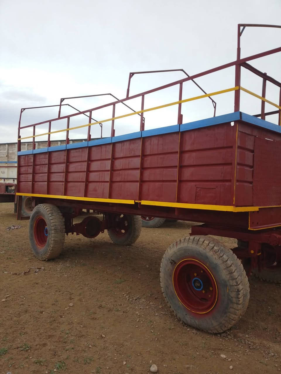 للبيع عربانة فصال جديد
طول 5 متار و20 سانتي شاصي مال قاطرة 

صينية 90 تركيه جديدة تايرات نضاف 

جاهزة ونضيفة السعر 3٫250.  ثلث ملايين وربع 

مكان العربانة بعاج. أتصل ***********
