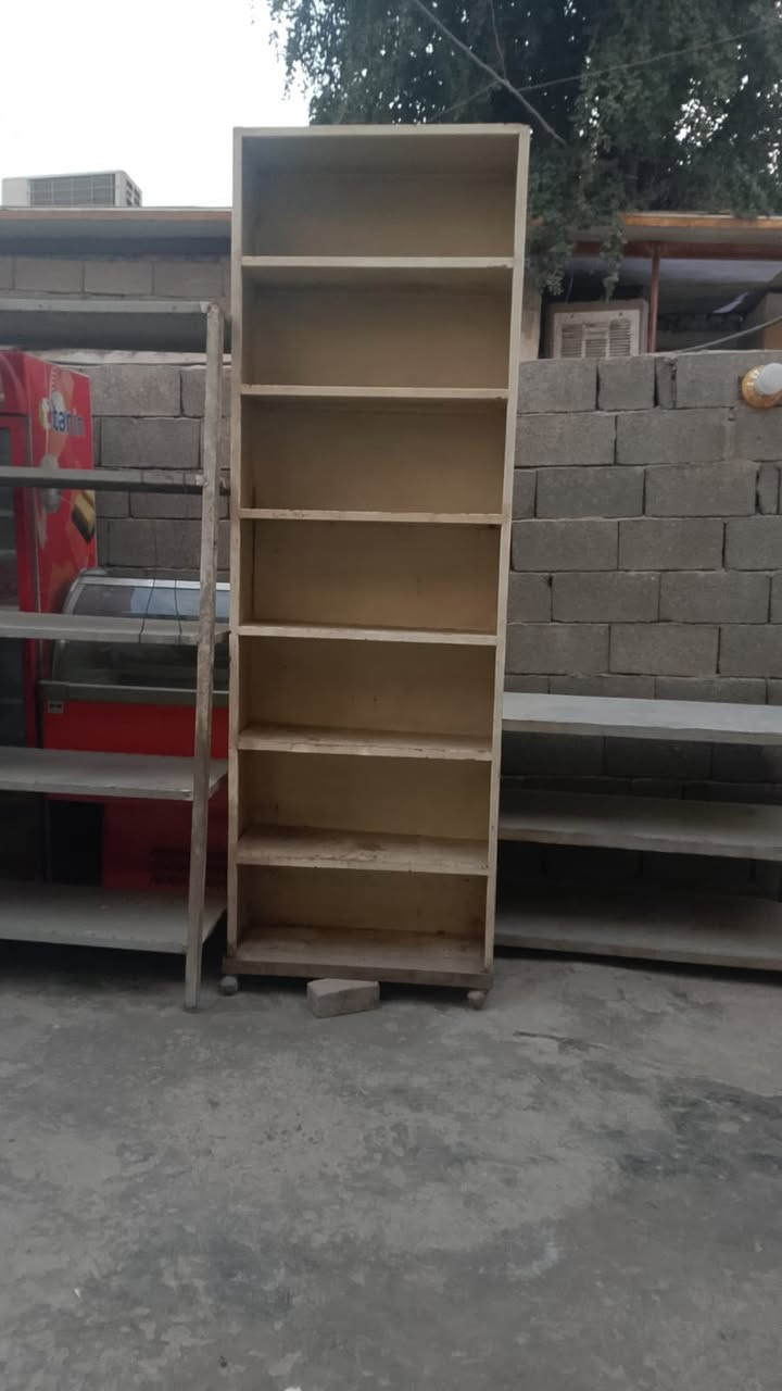 رفوف حديد تفصال وبيهن تايرات عدد ٥ + ميز 
السعر ٤٠٠ 
***********
