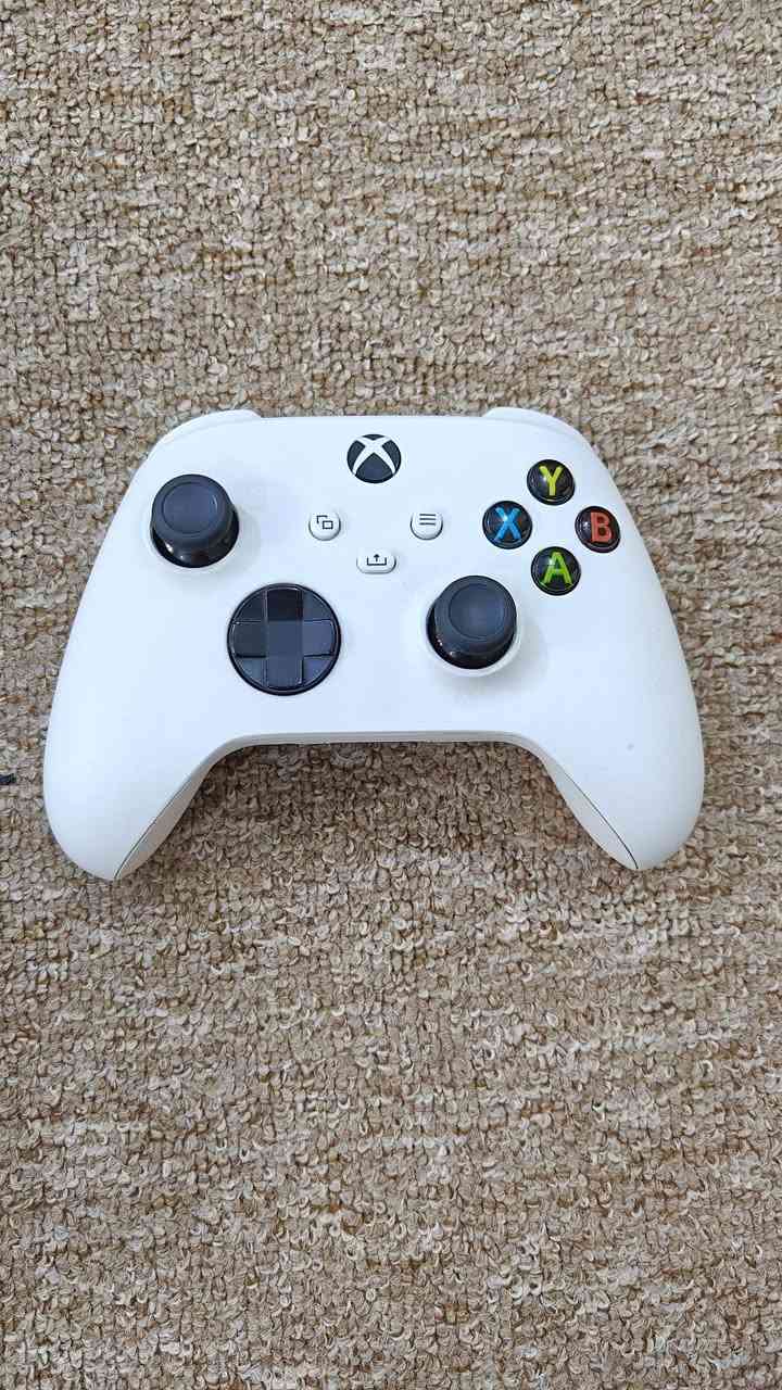 سلا​ عليكم جهاز: Xbox Series S، النسخة البيضاء (512GB SSD)، سريع جداً بالألعاب ونظيف 100%..
​الملحقات: يدة التحكم الأصلية + قاعدة شحن DOBE مع 4 بطاريات شحن (تنسى موضوع شراء البطاريات).
​يو بي اس (UPS): ماركة WB Power سعة 1500VA، يحمي الجهاز من انقطاع الكهرباء وتذبذبها ويشغله فترة طويلة.
​الوايرات: كاملة وأصلية (HDMI وواير الباور).
​الحالة: الجهاز أخو الجديد، استخدامه جداً بسيط 
السعر: 375,000 دينار (قابل للتفاوض البسيط)
المكان: الديوانية / غماس
للتواصل: *********** أو مراسلة
