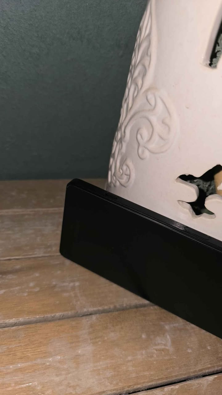 سێ کامێرای 12 مێگاپێکسڵ: 16 ملم (ئەلترای واید)، 24 ملم (واید)، و 85-125 ملم (تەلەفۆتۆ).

تواناکانی Pro: هەر سێ عەدەسەی دواوە دەتوانن...

وێنەگرتنی 4K HDR بە 120fps.

خێرایی: تایبەتمەندی Eye Autofocus و وێنەگرتنی تەقینەوەی 20fps لە کاتی ڕاستەقینەدا هەیە، کە لە کامێرای بێ ئاوێنەی ئەلفای سۆنی بۆماوەیی دراوە

شاشەی 4K OLED: پانێڵێکی سەرسوڕهێنەرە بە قەبارەی 6.5 ئینج بە ڕێژەی نوێبوونەوەی 120 هێرتز. لە بنەڕەتدا مۆنیتەرێکی پیشەگەرە بە قەبارەی گیرفان.

خاوێنی 98% زۆر خاوێنە 

Audio Legacy: هێشتا دەرچەی هێدفۆنی 3.5 ملم هەیە، ئەمەش لە مۆبایلە پێشەنگەکاندا دەگمەنە. هەروەها تایبەتمەندی بڵندگۆی ستێریۆی پێشەوەی هەیە و پشتگیری لە دەنگی Hi-Res Audio (LDAC) دەکات. 

گلاس ڤیکتوس پێشەوە و دواوە بە پلەی بەرگری ئاو IP68 و دوگمەی تایبەتی شاتەری فیزیکی.
چیپسێت:
 بەهێزکراوە لەلایەن snapdragon 8 gen 1 

نرخەکەی 320 هەزار قفل 🔒   
 
وە دیارییەک لەگەڵیدا هەیە کە بای 50$ بۆ 60$🎁  

بەداخەوە من Deliveryم نییە و شوێنیشم سولەیمانیە السليمانية, العراق


**إذا كنت صاحب هذا الإعلان وتريد حذفه لأي سبب، رجاءا أرسل رسالة إلى الدعم الفني**