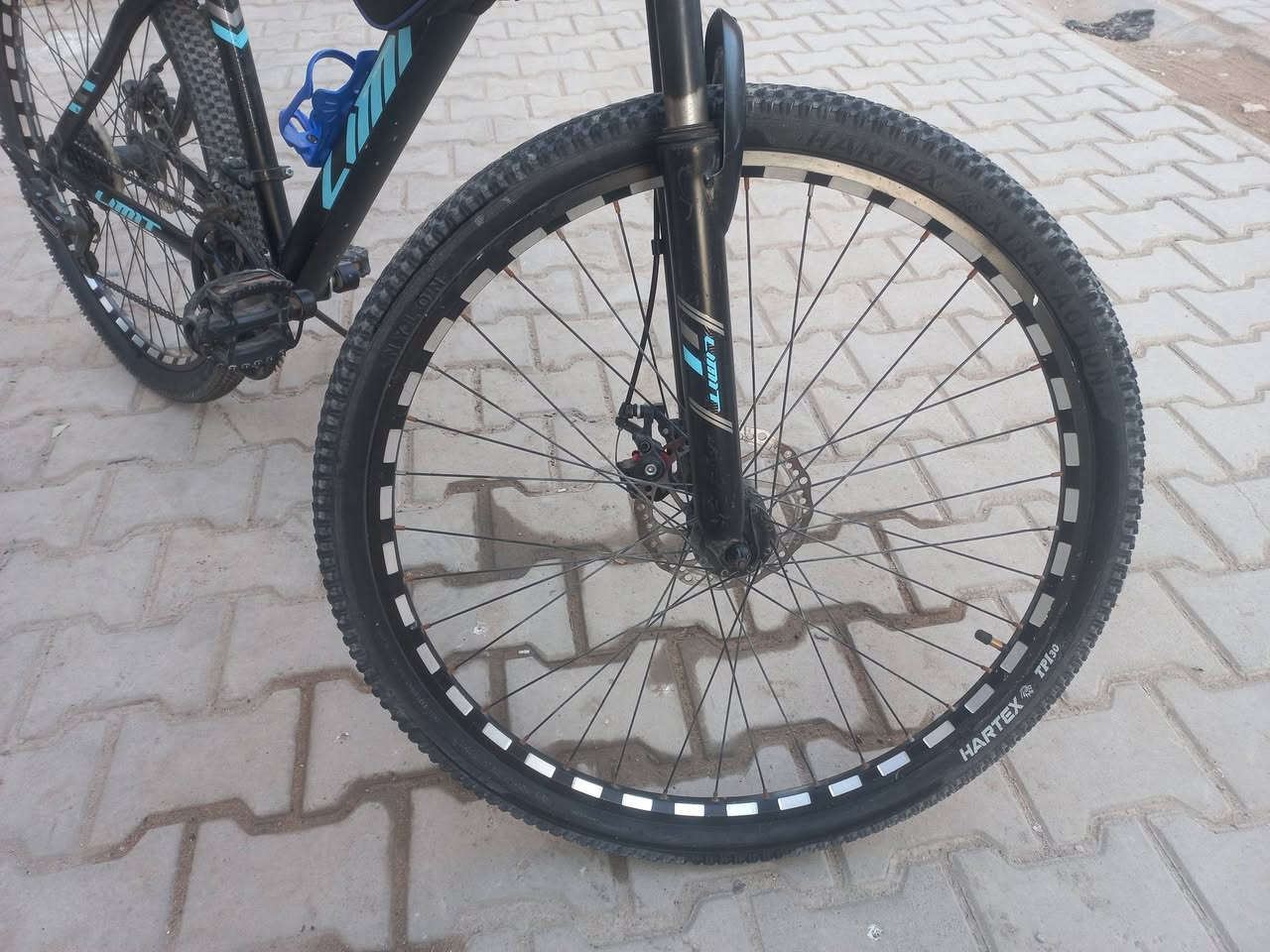 بايسكل جبلي حجم  27 بحالة ممتازة
بايسكل رياضي وجبلي، نظيف جداً وجاهز للاستخدام مباشرة.
​ المواصفات 
​حجم الاطارات : إطارات حجم 27.5 الحجم المثالي للمناورة والسرعة.  ملاحظة ( الإطارات جديدة ) 
​الهيكل: حجم 27، متين جداً وصبغ بلادي 
البايسكل بي دبلات أمامية قوية جدا لامتصاص الصدمات. 
​🎁 الهدايا والملحقات:
​حقيبة أمامية للموبايل والاغراض الشخصية حجمها ممتاز 
قفل حلزوني اصلي جديد طول متر 
​حامل مطارة ماء 
​ السعر المطلوب 130,000 دينار عراقي(بي مجال بسيط)
ملاحظة ⚠️ الكير الأمامي فقط بي مشكلة


**إذا كنت صاحب هذا الإعلان وتريد حذفه لأي سبب، رجاءا أرسل رسالة إلى الدعم الفني**