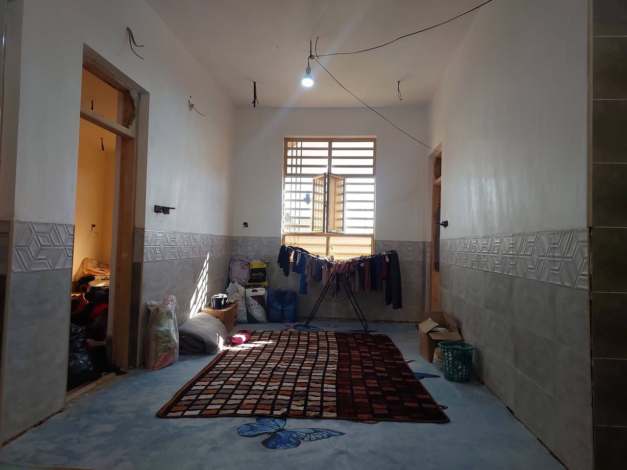 دار للبيع  مساحة  ميه وخمسين طابقين اربع غرف نوم  وستقبال سبعه متر وصاله ثمانيه متر ٣حمامات بعلوت الفحل نزلت صوره المام العباس سعر ٨٥وبي مجال رقم ***********
