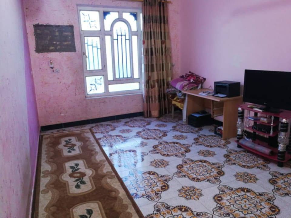 سلام عليكم بيت مع قطعه خلفيه للبيع
المساحه 372م، مساحه البيت 140م ومساحه القطعه 232م خلف البيت البيت يتكون من 3غرف نوم +صاله+استقبال+مطبخ وحمامات + البيت طابقان  
العنوان الفلاحيه قرب مركز الفلاحيه #بيع_او_مراوس
للاستفسار الاتصال
***********
