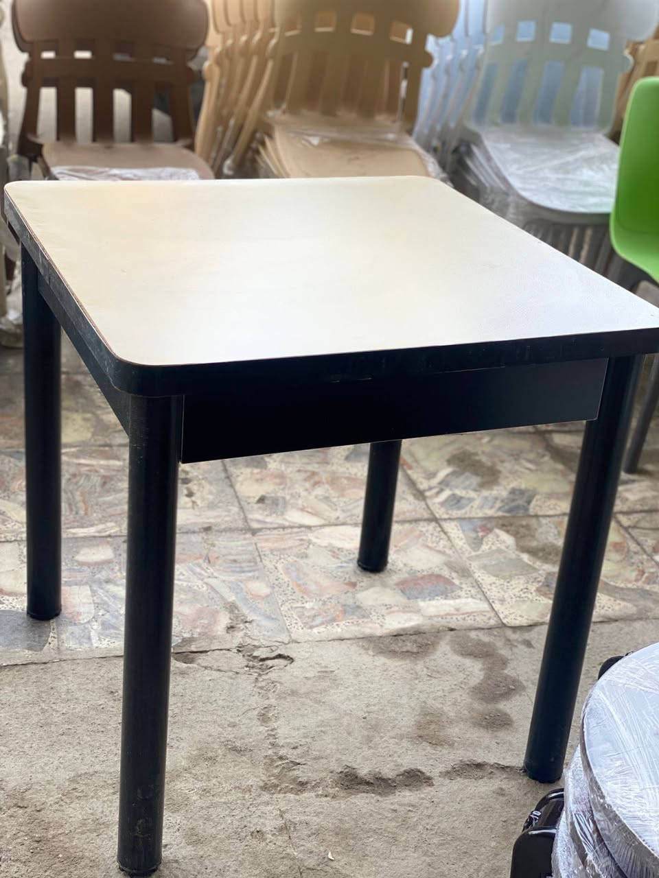 ميز مربع أسود قياسه ٨٠ بسعر مناسب
***********
