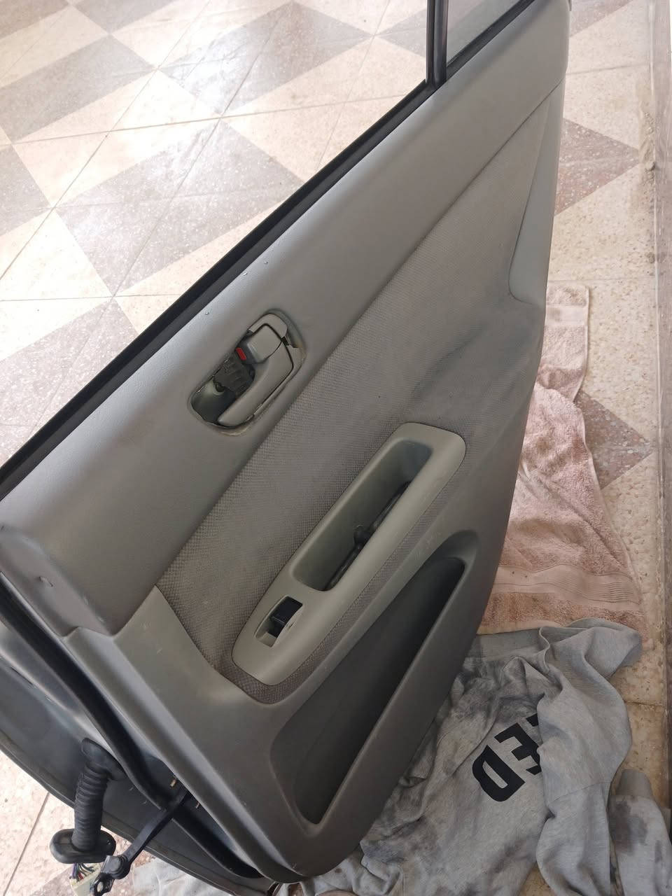 السلام عليكم اخوان باب كامري موديل 2006 لون سلفر كصه جديد للبيع مكانه رمادي للاستفسار*********** وات ساب
