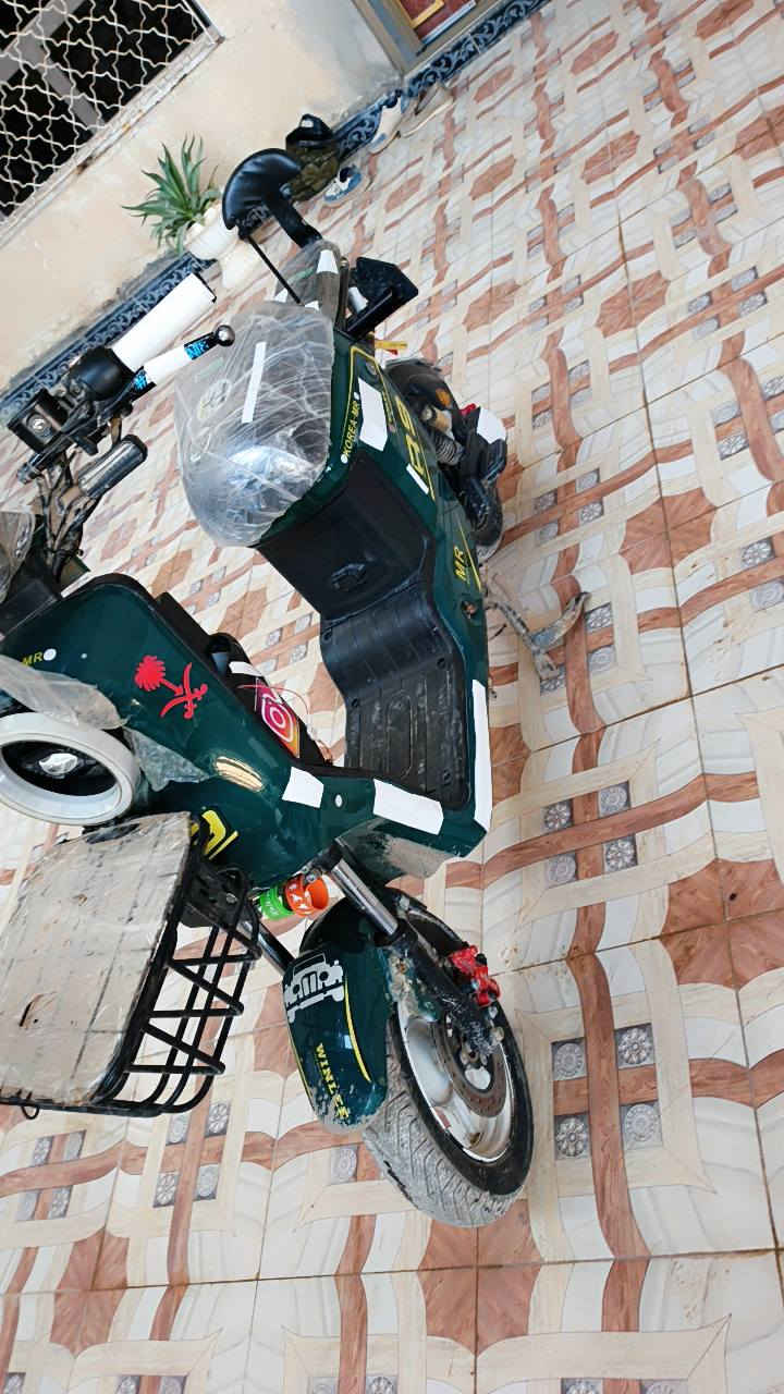 السلام عليكم دراجة للبيع آر 9 موديل 2025 مواصفات 5 بطاريات كبار مو الصغار اشاير و نشرة  وضوء عالي وناصي وهورن وسماعتين صغيرة وكبيرة داخل الدراجة وتغليف الدراجة كامل وأربع سرع ونضام R للخلف المكان ديالى  بعقوبة المفرق و الكاطون بسعر مناسب ومستعجل 360 وبيها مجال لشراي للاستفسار  ***********
