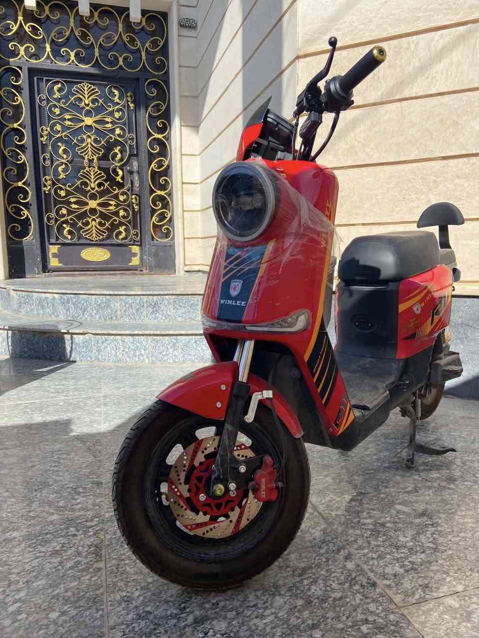 📢 دراجة شحن WINLEE R11 شبه زيرو للبيع في تكريت!
التفاصيل والمواصفات:

الحالة: مستعملة 20 يوم فقط بحالة الوكالة وجديدة تماماً.

الماركة: وينلي WINLEE الأصلية (موديل R11 المميز).

النظافة: 100% بدون أي عيوب أو شخوط، الدراجة كاملة والكامل الله ومثل ما واضحة بالصورة.

البطاريات: جديدة وبكامل كفاءتها الأصلية (اقتصادية وتكفي لمسافات طويلة).

المميزات: محرك قوي وسلس، فرامل ديسك أمان، إضاءة ليد قوية، وشاشة رقمية متطورة.

💰 السعر المطلـوب: 750,000 دينار عراقي (وبيها مجال للشراي الطيب).
📍 المكان: صلاح الدين - تكريت.

📞 للتواصل والاستفسار: يرجى الاتصال مباشرة على رقم الهاتف: ***********
