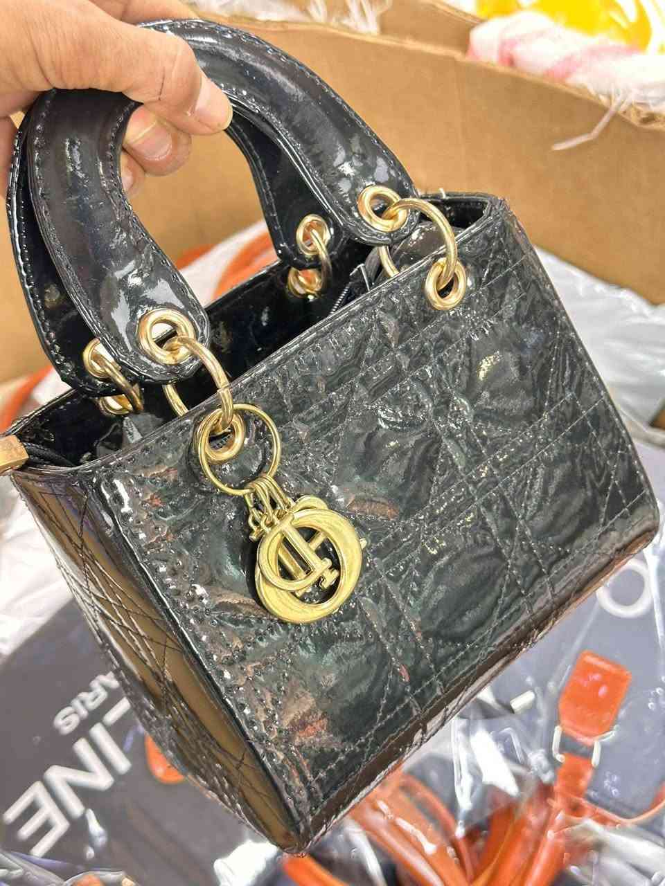 أجمل الموديلات ديور متوفر بألوان احمر والأسود
الحجم الصغير السعر القطعة 5الاف
التوصيل متوفر الجميع المحافظات العراق بس 5الاف
التواصل معنا ع واتساب ***********
