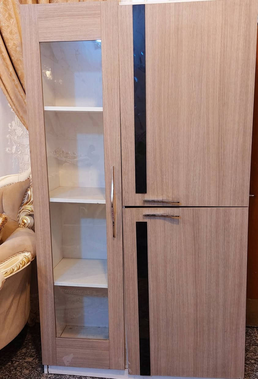 ميز طعام ٦ كراسي فاترينا وكونسيل ابيعهن سوة سعرهن ٤٠٠ كلهن بغداد الشعب ***********
