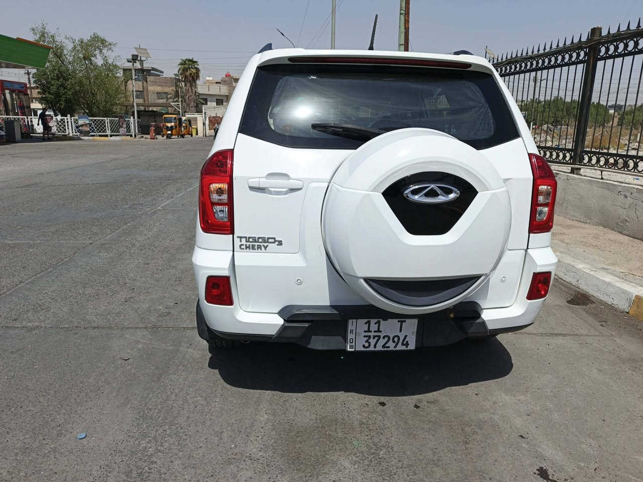 السلام عليكم سيارة شيري تيكو3 موديل 2018 بغداد باسمي ماشيه 57 ألف فقط محرك وكير مكفولات حجم المحرك 2000  كير ميكانيك تدفئة وتبريد فول تخم تاير جديد  سويج عدد 2 تحكمات ستيرن مثبت سرعه فقط صبغ جاملغ الأيسر للجماليه السعر 97$ وبيهه مجال للطيبين العنوان بغداد الدولعي حي الخطيب *********** أبو محمد
