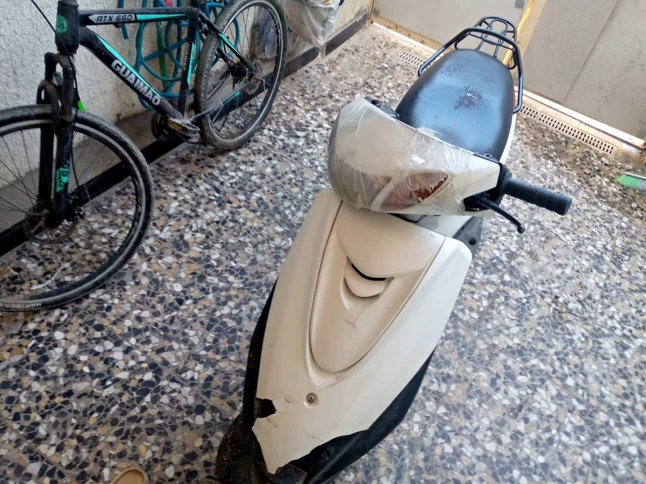 السلام عليكم دراجه بيريز اكزز للبيع دراجه كامله اي نقص مابيهه شغاله بس من أشيل ايدي من السكليتر نطفه مااعرف تشبيهه 350 وبيها مجال مكان حي اور ***********
