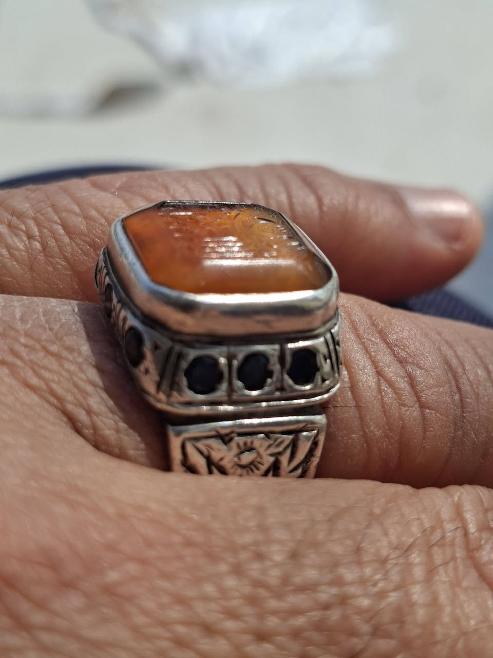 السلام عليكم يمانيه للبيع اللي يحب يتصل على هذا الرقم***********
