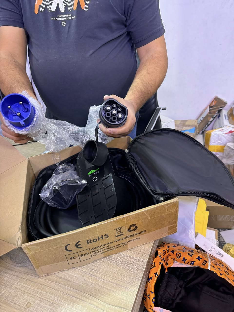 السلام عليكم شباب شاحن سياره السعر 250  الف توصيل لكل العراق تواصل واتس ***********
