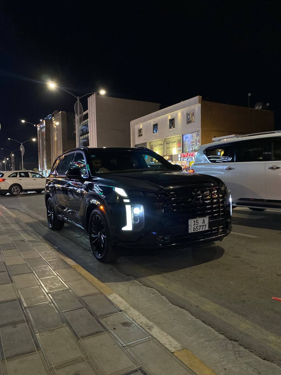 هيونداي باليسايد 2024 كاليگرافي نايت إديشن (Calligraphy Night Edition)
للبيع او مراوس 

▪️ الموديل: 2024
▪️ الفئة: Calligraphy Night Edition (أعلى فئة باليسايد والفئة المميزه )
▪️ اللون الخارجي: أسود لامع (Abyss Black)
▪️ اللون الداخلي: أسود فاخر

المحرك:
▪️ 6 سلندر V6 سعة 3.8 لتر GDI
▪️ قوة 291 حصان
▪️ قير أوتوماتيك 8 سرعات
▪️ دفع رباعي AWD HTRAC
▪️ نظام اختيار وضعيات القيادة

المواصفات الخارجية:
▪️ جنوط سوداء قياس 20 إنج
▪️ شبك أمامي أسود نايت إديشن
▪️ شعارات هيونداي سوداء
▪️ ريل سقف أسود
▪️ مصابيح LED أمامية وخلفية
▪️ باب خلفي كهربائي ذكي
▪️ مرايا كهربائية مع تدفئة وطي كهربائي

المواصفات الداخلية:
▪️ مقاعد جلد فاخرة مع تطريز خاص
▪️ تبريد وتدفئة للمقاعد الأمامية والخلفية
▪️ مقعد السائق والراكب كهربائي
▪️ ذاكرة لمقعد السائق + مساج 
▪️ سقف بانوراما مزدوج
▪️ شاشة عدادات رقمية 12.3 إنج
▪️ شاشة معلومات وترفيه 12.3 إنج
▪️ شاحن لاسلكي
▪️ نظام صوت Harman Kardon
▪️ إضاءة داخلية محيطية
▪️ ستائر خلفية

أنظمة الأمان:
▪️ كاميرات 360 درجة
▪️ حساسات أمامية وخلفية
▪️ رادار أمامي
▪️ مثبت سرعة ذكي
▪️ مراقبة النقطة العمياء
▪️ الحفاظ على المسار
▪️ فرملة طوارئ تلقائية
▪️ تنبيه حركة المرور الخلفية

مواصفات إضافية:
▪️ تشغيل بصمة
▪️ تشغيل عن بعد
▪️ 7 ركاب
▪️ تبريد وتدفئة للمقود
▪️ شاحن USB لجميع الصفوف 
▪️تحكم بتقديم السياره وترجيع بالريموت

ضرر السياره تبديل جاملغ امامي ايمن بلادي اسود + تعديل حافة البنيد من جهة الجاملغ نفسها 
السياره شهداء ب اسمي ورقم مميز قبل 6 اشهر سجلتها 
السعر:  33،000 وبيها مجال 
مكان السياره: الانبار / الرمادي 
للاستفسار:  ***********
