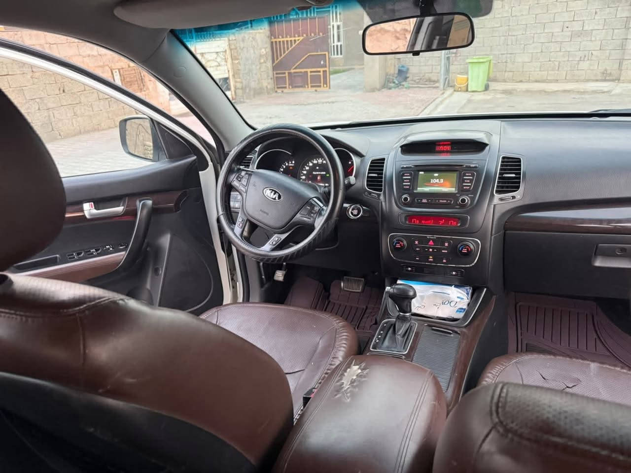 كيا سورنتو موديل 14 لون ابيض فول مواصفات  1/1 مكينه 6. / 7 راكب. خليجي رقم بغداد    عنوان بغداد جسر ديالى جديد    سونار مرفق بلمنشور  سنويه و رقم جديد 

  الانتصال  ***********.        السعر  166 وبي مجال
