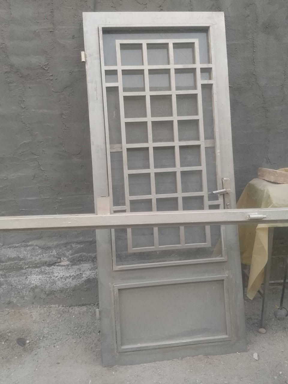سلام عليكم باب حديد مستخدم شي قليل للبيع المكان بغداد الشعب قرب محطه سما بغداد باب حديده قوي ثكيل لاستفسار على رقم لهاتف***********
