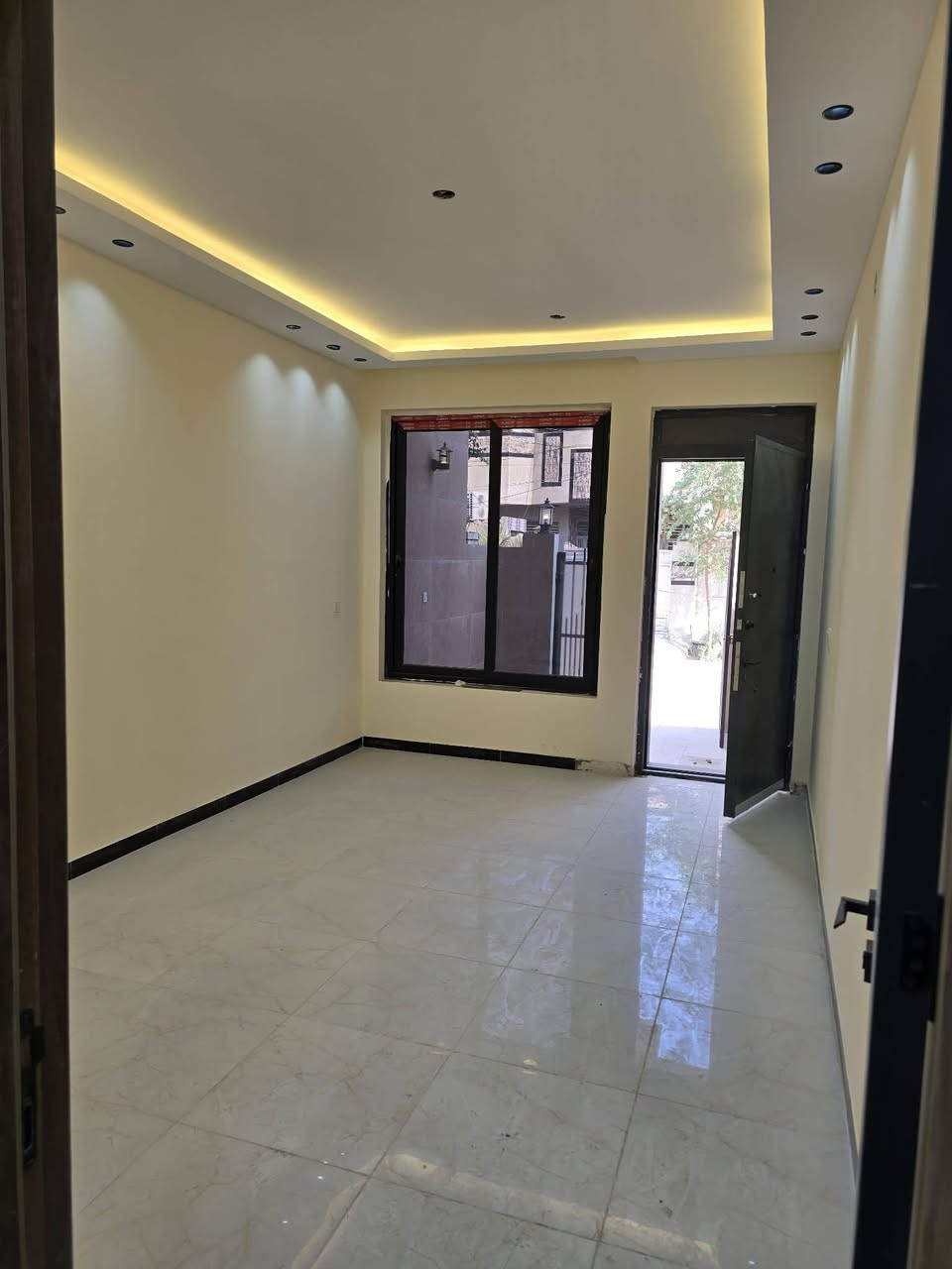 دار للبيع مساحه 100متر .. 
بناء حديث درجة أولى 
يحتوي صاله مطبخ حمام عدد٢ غرف نوم عدد٣
حي الجهاد ديوان المخابرات 
للاستفسار *********** متوفر واتساب
