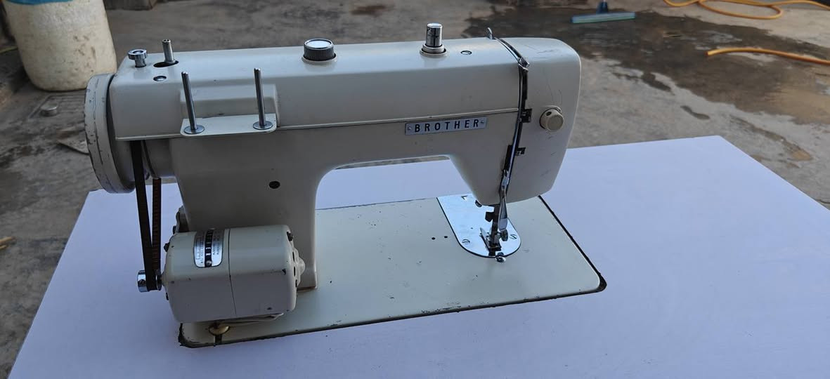 السلام عليكم للبيع مكينة خياطة ياباني  (BROTHER) شغاله شرط جديد استعمال قليل موجود وياه حتى الميز عنوان شارع المعمل براكيه السعر ( 250 الف) ***********
