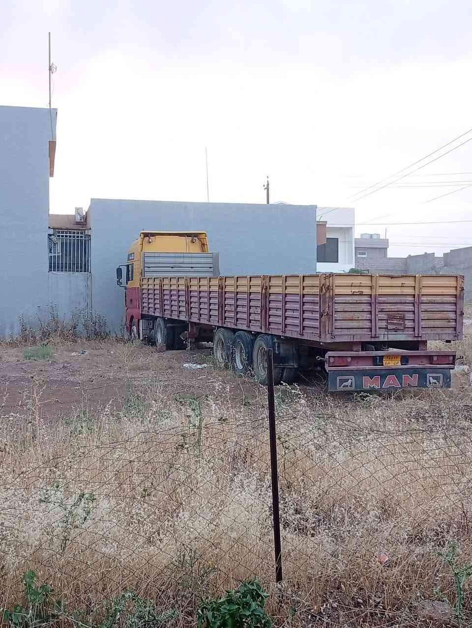 مان موديل 2001 حجم 410 عربانه pp  دبل تاية  مثبت 47 طن مكور  شرط ما مفتوح اي شئ من سياره للأستفسار يرجى للاتصال على ***********
