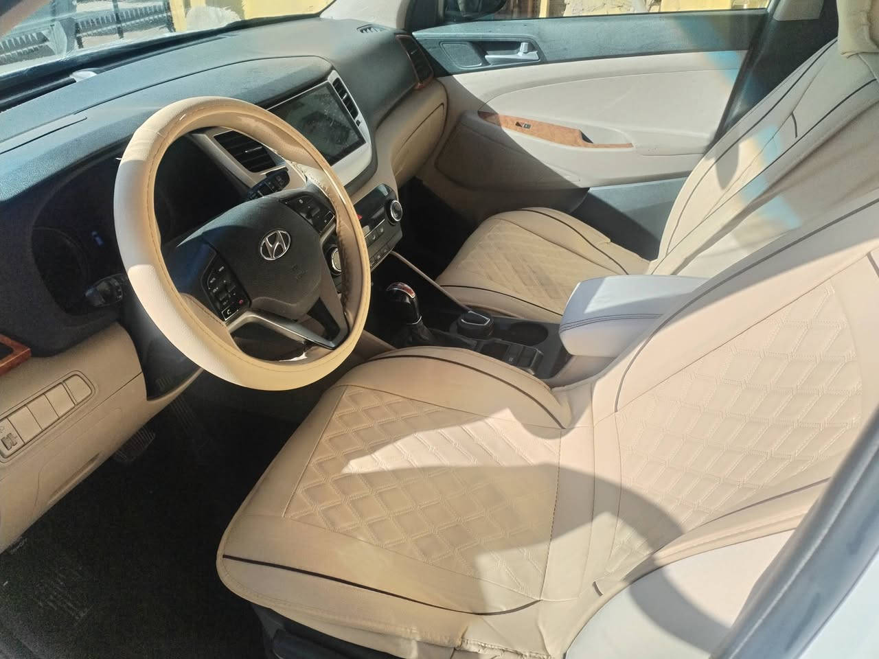 سلام عليكم توسان موديل ٢٠١٧ خليجي سيارة نظيفه وجاهزه مكفوله ماعدا الجاملغ الخلف الصدر بيه شخط مرجع بارد وكرت موصفات نص فول سويج تحكمات مري شفط السياره بأسمي تحويل ثاني يوم السعر 170$ للتواصل ***********
