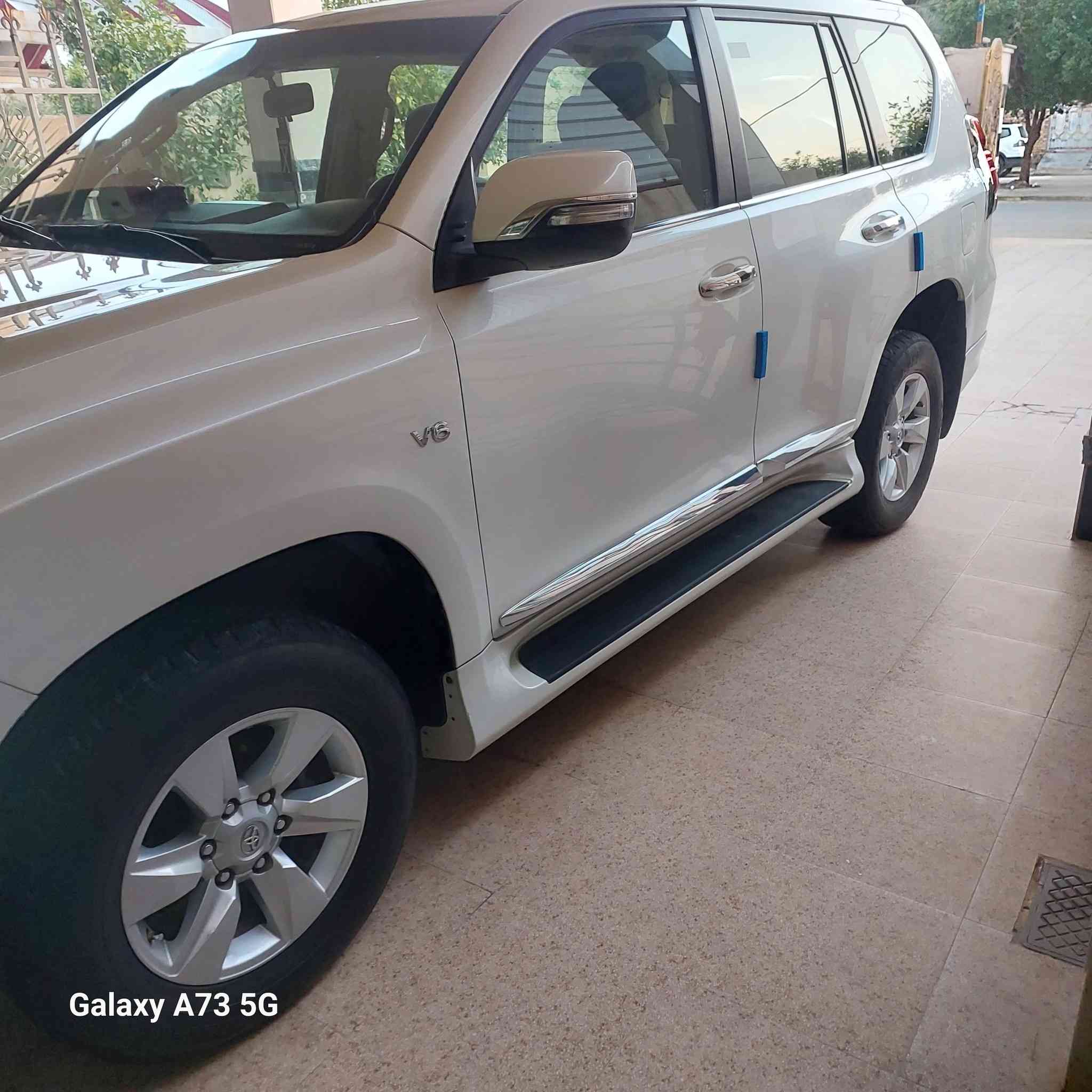 السلام عليكم
برادو 2020 TXS فول
دبل تانكي 
سلايت
ماشيه 84 الف كيلو 
دفع رباعي
كشن جلد كهرباء
مري شفط
بدون اي صبغ ولا بارد 
بس ماشر الباب الصدر براغيه مفتوحه بس
وضربه مال حصوه ب بنيدر
والسونار ويه الصور كفاله عامه اي سونار تريد تفحص
السعر 400. الف  دولار
بيه مجال قليل
ت ***********
