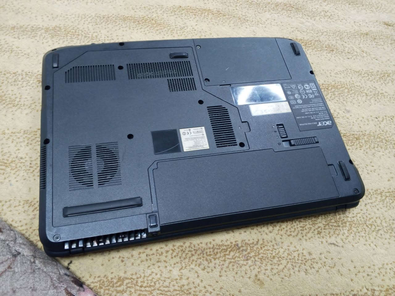 السلام عليكم لابتوب للبيع نضافه 100 ويا شاحنة  يفيد للدراسه السعر 50الف ويوجد توصيل لكل المحافضات هذه رقمي ***********فقط واتس اب
