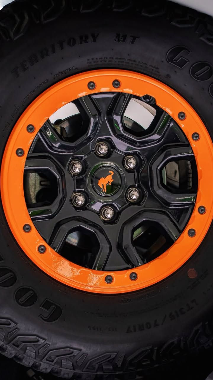 برونكو 2022
لون زيتوني 
V6 ستة سلندر تون توربو 
#عليها_تزويد شوتة K&n عطاس تربو
وبعد شغلات بسيطة
فول فول مواصفات اعلى شي
حادث سطحي بالجاملغ بدون أي دواخل 
#تفاصيل_وتس_اب ☎️ 
***********
