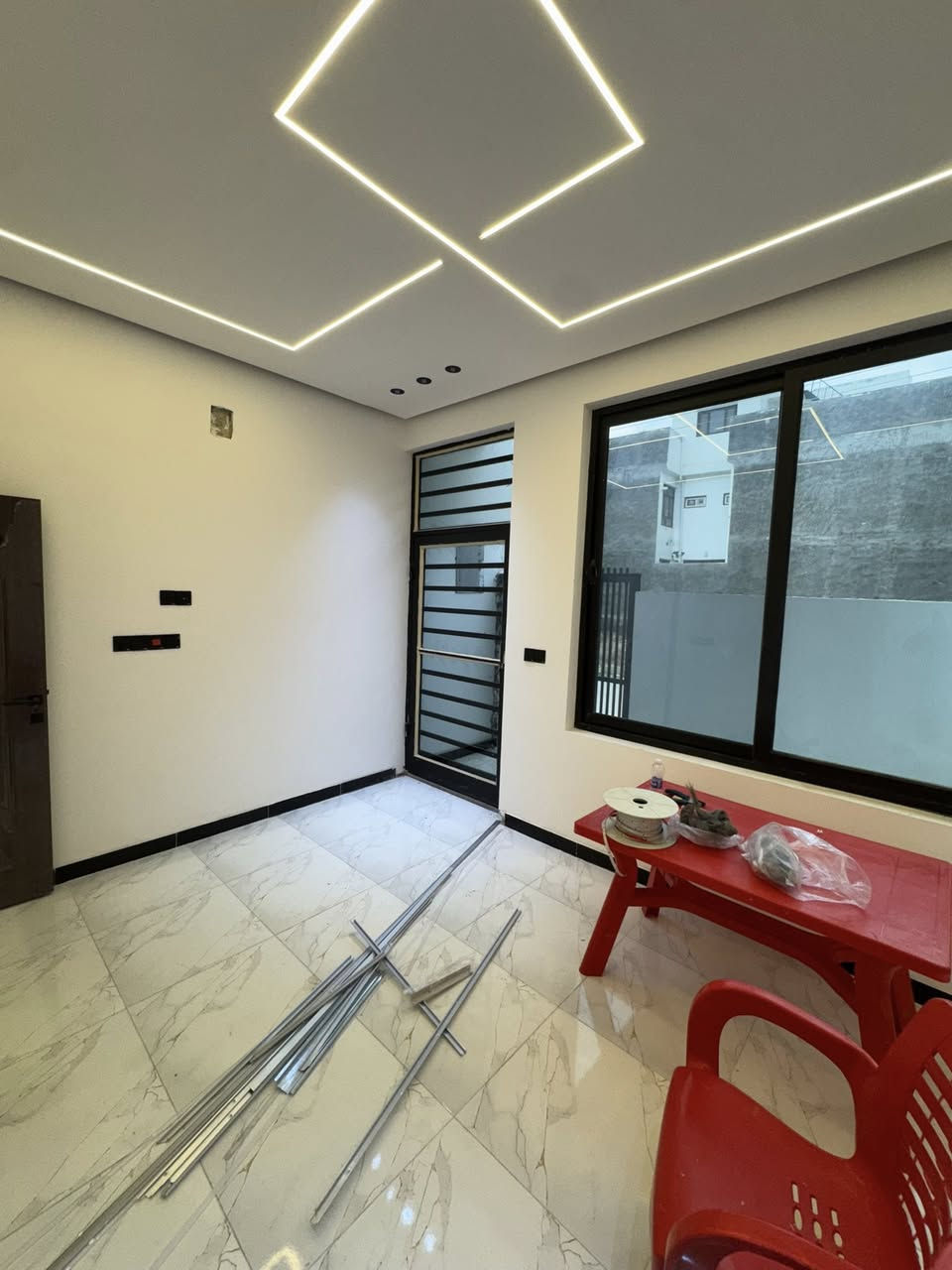 لبيع تونات  المساحة 50 طابقين ونص بيتونه جبيرة متر واجه 5 نزال 10 دورة البعيثة تنازل القلعة البيضاء بسمي بناء جديد للاسفتسار واتساب ***********
