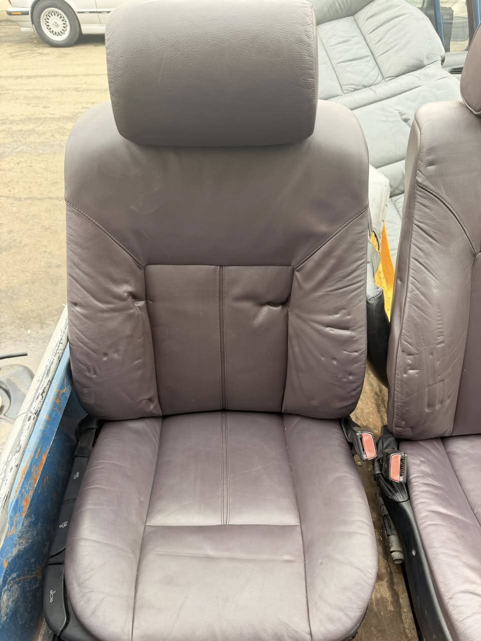 غرفه صقر كامله هى وملحقاته من دشبول وفرس وجكامج كامله وربل بوب وددوسات ترحيب فقط بدون سقفيه باقي الغراض موجودات  وغرفه حاويه لون بنفسجي مميز السعر 400$ قفلها

***********
