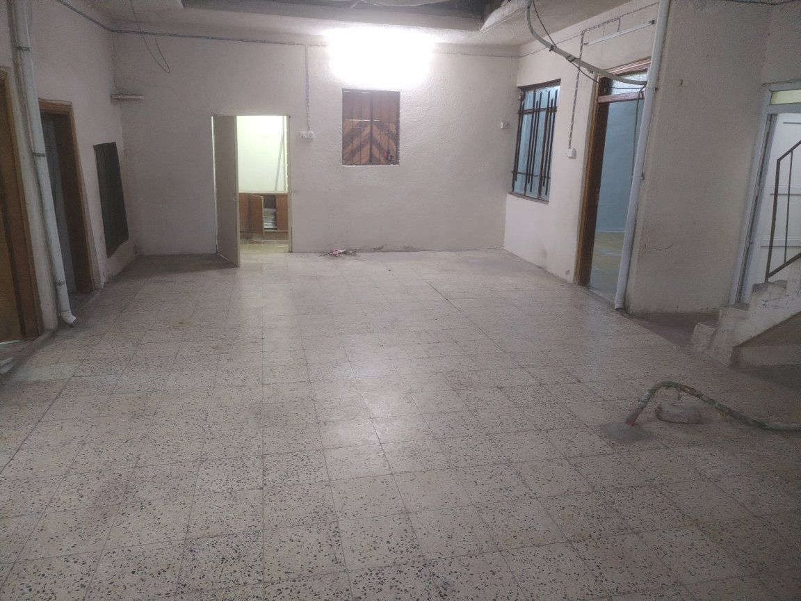 بيت للايجار 
منطقه الطيران فرع بانزخانة الغزلاني
البيت شرقي يتكون من ثلاث غرف نوم وهول ومطبخ وصحيات والحوش كبير مغلف
للاستفسار أكثر الاتصال على الرقم ***********
***********
