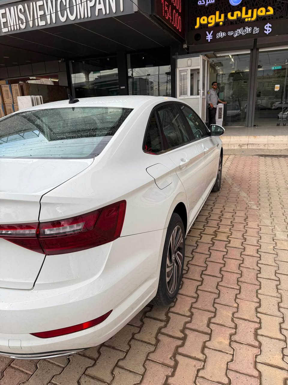 Jetta SEL 2021 
جيتا فول فول مواسه فات 
سه ياره كه زور خاوينه و يه ك ده سته 
ته نها 28,000mile رويشتوه 
موديل ٢٠٢١ 

بونيد و چاملغي سه ياق صبوغة ئيرباگ سيسته م كراوه 
چاملغي دواوه تعديل 

بصمة-شغال-پانوراما-كوشين جلد-هيتر-خزن-
ئاوينه رادار -راداري پيشه وه راداري دواوه - 
لايت ليد - كاميرا - بريك بصمة- شاشه ئه ليكتروني ……زور مواسه فاتي تر 

رقم شانصي 
‏3VWG57BU6MM025896

نرخ 161 ورقة مجاليكي كه م 
ژماره ي خاوه ن 
*********** أربيل, العراق
