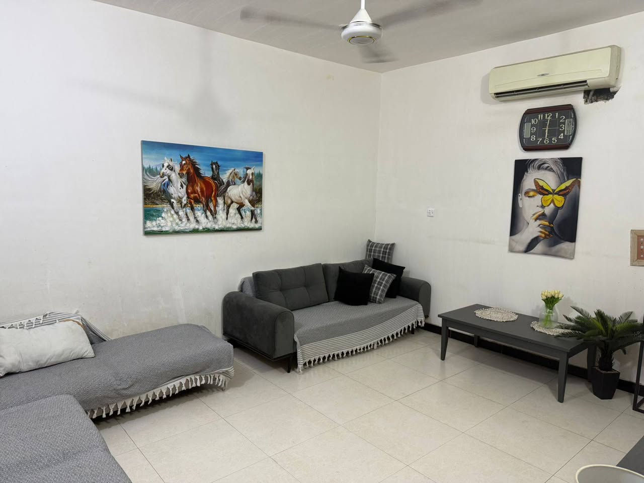 السلام عليكم بيت للبيع طابو زراعي سند25 بناء جديد المساحة 90متر طابقين يحتوي على 3غرف نوم صاله مطبخ صحيات مدخلين الموقع الدورة شارع 60 خدمات كاملة 
***********
