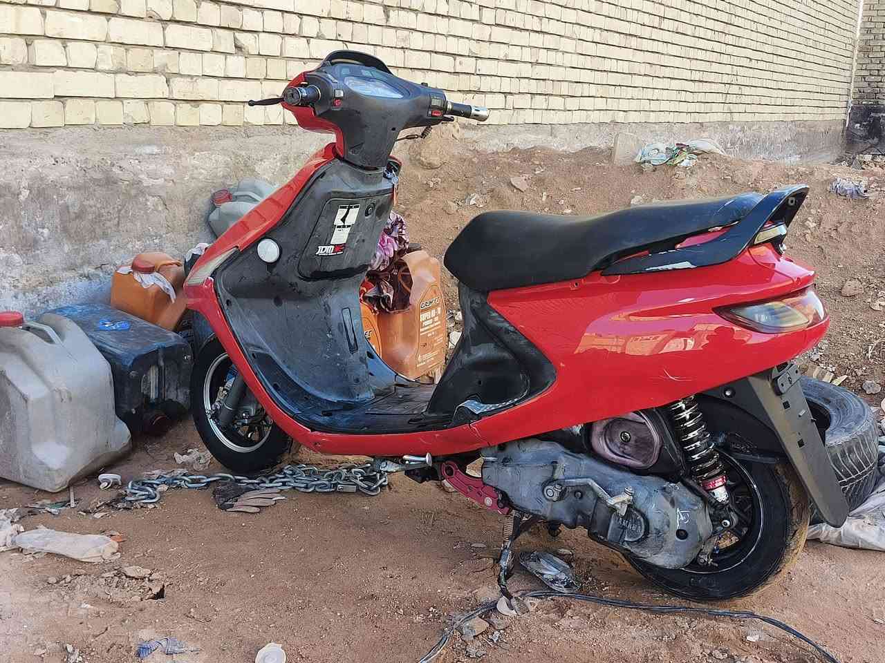 السلام عليكم دراجه للبيع فراشه 
الكابريتر مالته وصخه بيه دخان 
المكينه ما مفتوحه الدراجه كله شغاله 
مكاني النجف شارع قمبر السعر 500وبيه مجال 
الرقم ***********
