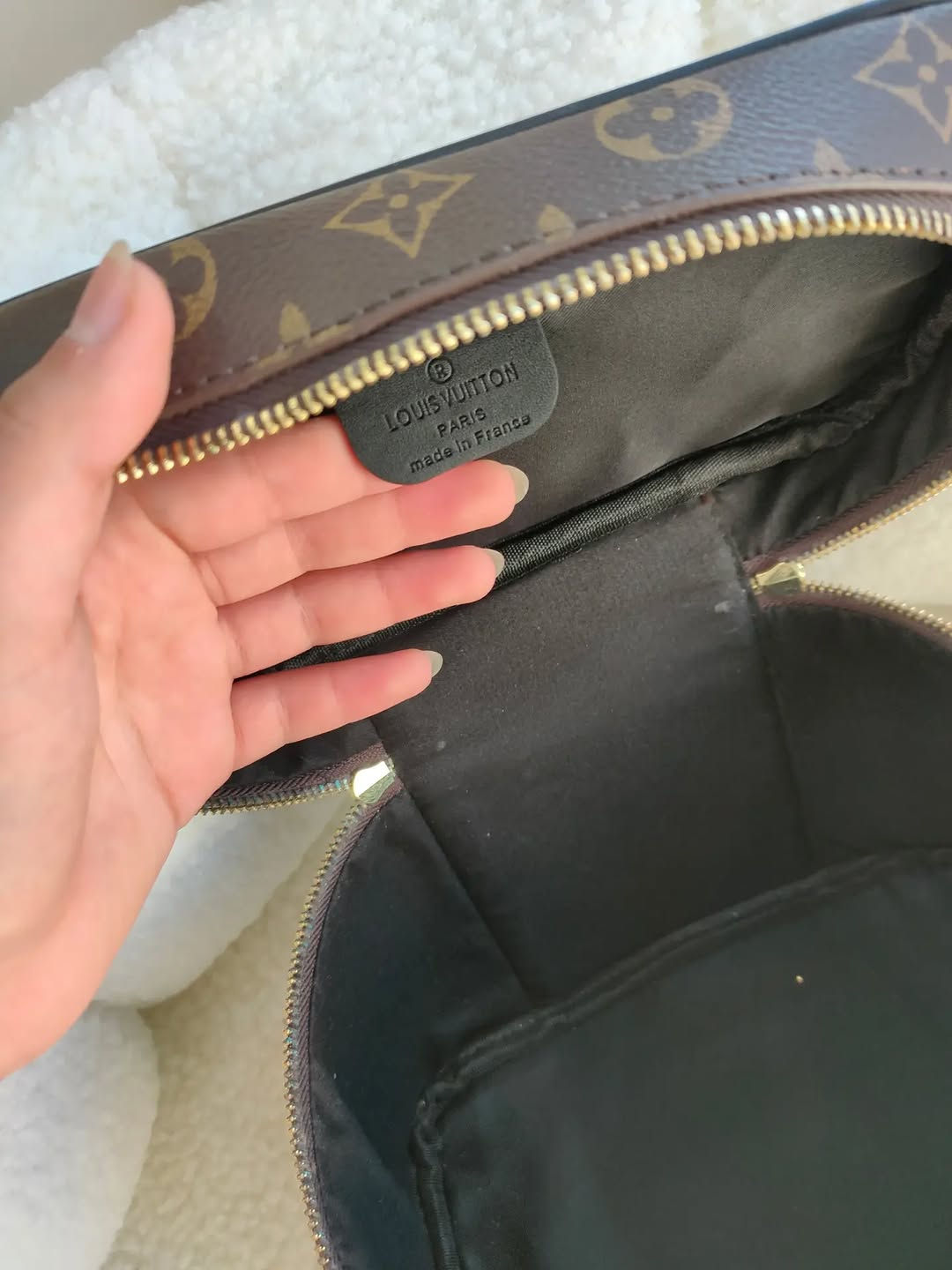 👜 حقيبة كوالتي ممتازة بتصميم راقي يناسب كل إطلالة

✨ الجلد سوفت وناعم والبطانة من الداخل تجنن
✨ طلاء السحاب ثابت، وكذلك طلاء السلسلة ثابت
📏 الحجم وسط والقاعدة ثابتة حتى تحافظ على شكلها
🎀 تجي وياها سيرين إضافية: • سير جلد
• سير سلسلة
🗂️ من الداخل بيها خانتين صغار: واحدة بسحاب، والثانية بدون سحاب حتى ترتبين أغراضج بسهولة.
💄 تصميم عملي متعدد الاستخدامات... يرهم  كجنطة مكياج، جنطة سفر، أو حتى لطبيبات الأسنان والصيدلانيات لحفظ أغراضهم اليومية بشكل مرتب وأنيق. ✨
💰 السعر: 23 ألف
🚚 التوصيل لجميع محافظات العراق: 5 آلاف
📸 التصوير حقيقي من داخل المحل ✨
🎁 ومتوفر عدنا تغليف هدايا أنيق
💝 سعر التغليف: 3 آلاف
📩 للحجز والاستفسار راسلينا بالدايركت، والكمية محدودة. 🤍


**إذا كنت صاحب هذا الإعلان وتريد حذفه لأي سبب، رجاءا أرسل رسالة إلى الدعم الفني**